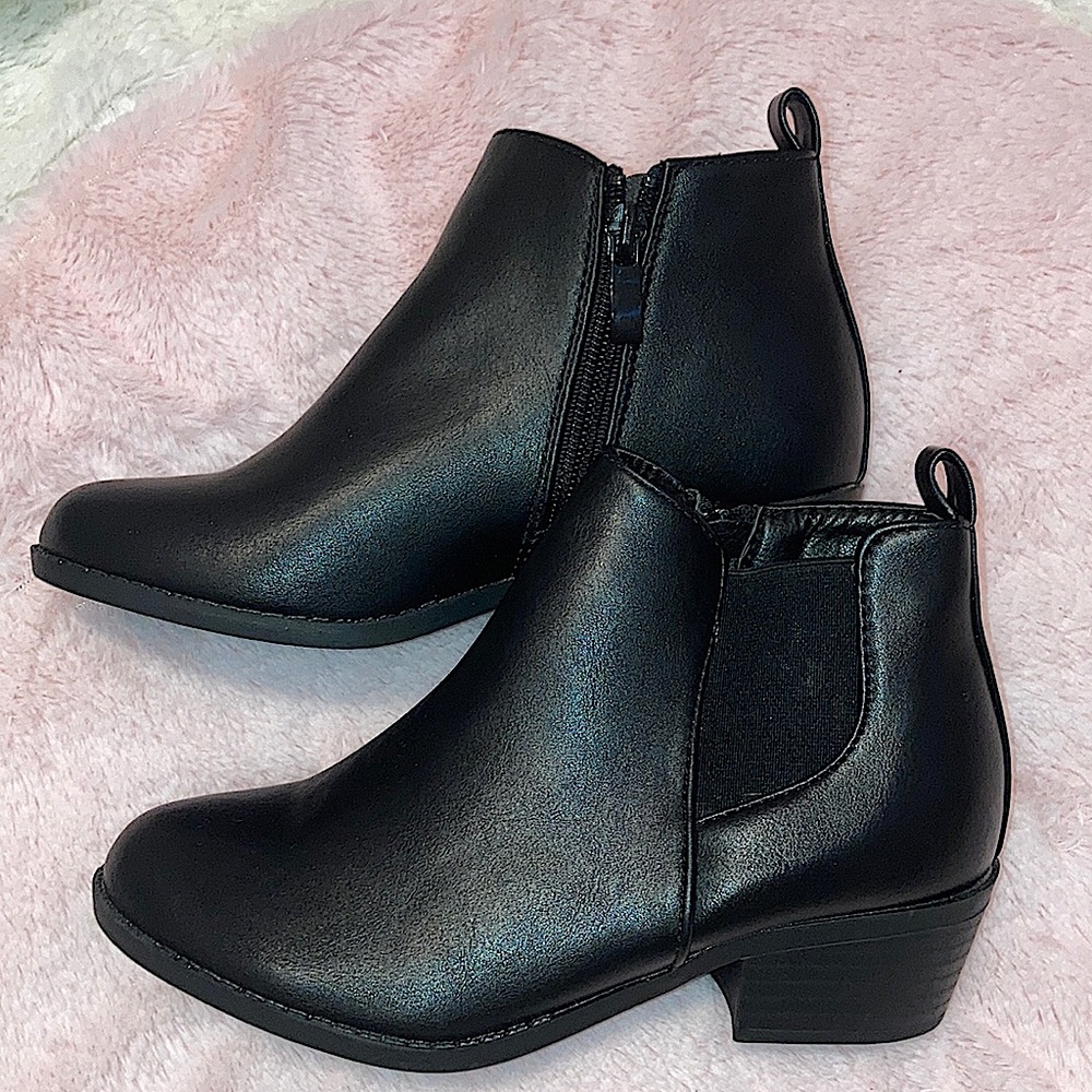 Adolescent black leather booties. Perfect for that fall weather coming up.